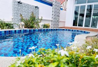 Roc Nightlife            5   6   /            /             allows 18 year olds to book a room