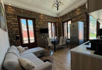 Madame Parisienne has Balcony rooms