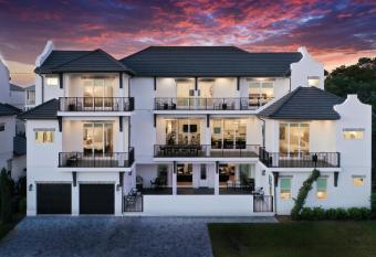 Colleens Cove has rooms with a private hot tub