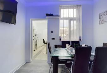 NEW HALL HOUSE has Balcony rooms