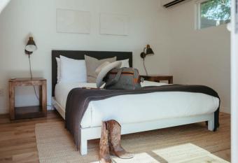 Jumbo Rocks Cottage Hot Tub Plunge Pool Bocce has rooms with a private hot tub