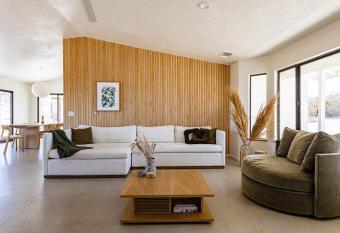 CHI House - Serene & Contemporary Joshua Tree Home has rooms with a private hot tub