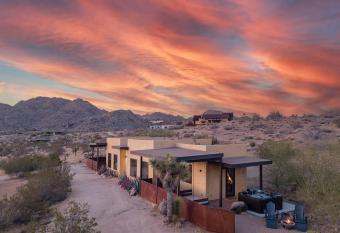 Desert Hideaway Park Entrance Icon w Hot Tub has rooms with a private hot tub