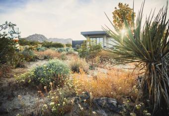 Caelum Joshua Tree - Urban Design in Rustic Desert has rooms with a private hot tub