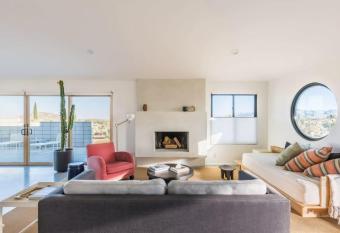 Yucca Hut - Design Forward Oasis Near Joshua Tree has rooms with a private hot tub