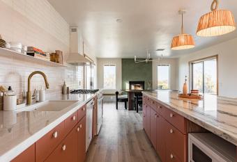 Joshua Tree Pool & Pickleball- Mojave Paddle Club has rooms with a private hot tub