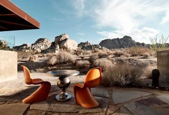 Marmol Radziner's Modernist Cabin - Joshua Tree has Balcony rooms