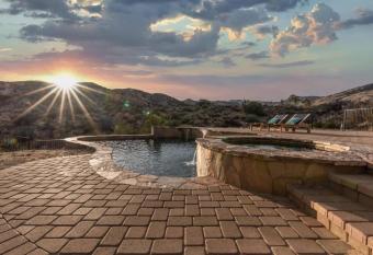 Morongo Star Ranch - Rolling Country Hills w Pool has rooms with a private hot tub