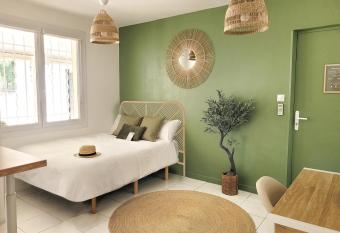 Studio double climatis   avec terrasse - Proche Tram & Centre has Balcony rooms