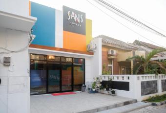 Sans Hotel City Park Medoho Semarang allows 18 year olds to book a room