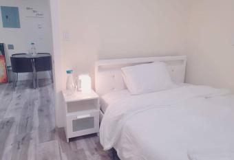 Peaceful Private 2bed-1bath Suite (3min from Surrey Fleetwood) allows 18 year olds to book a room