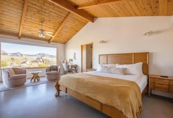 Park Place - Closest Cabin To Joshua Tree Park has rooms with a private hot tub