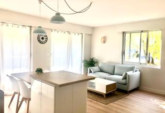 Appartement authentique La Baule allows 18 year olds to book a room