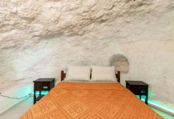 House -Cave Kouki has rooms with a private hot tub