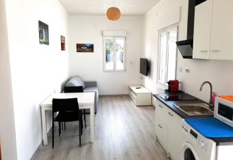 Beau logement avec terrasse, jacuzzi et terrain de p  tanque privatif    5 minutes de la plage has Balcony rooms