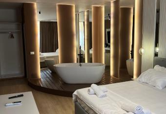 Capital Suites Center has rooms with a private hot tub