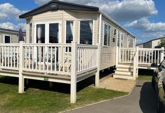3 Bedroom Caravan in Tattershall lakes Holiday Park has rooms with a private hot tub