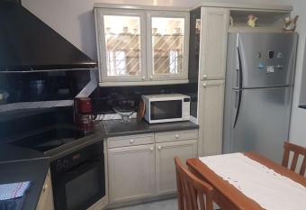 Syrigos Family Apartment 80 sq.m on Naxos Town has rooms with a private hot tub