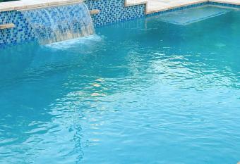 Citadelle Oasis has rooms with a private hot tub