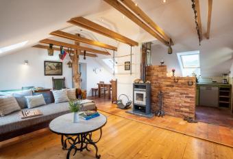 Horse Farm Holiday Pr  Kolenc allows 18 year olds to book a room