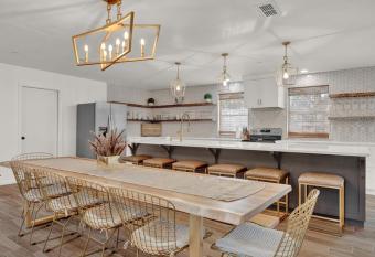 Relaxing Haus Perfect for Getaway, Walk to Main has rooms with a private hot tub