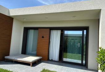 Sea breeze Villa has Balcony rooms