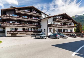 Haus Excelsior Top 17 has Balcony rooms