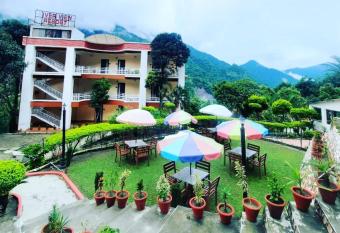 RIVER VIEW RESORT DOLMAR allows 18 year olds to book a room