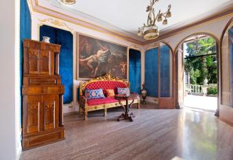 Historic Villa Argegno Como lake has Balcony rooms