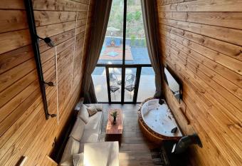 Pavliani4rest - Luxury Cabins has rooms with a private hot tub