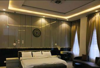 Elegantly furnished 3bedroom duplex allows 18 year olds to book a room