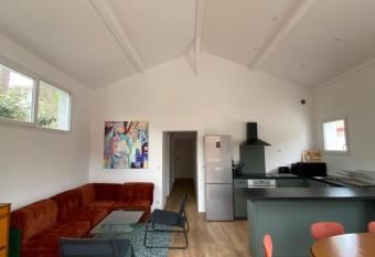 Belle maison de ville id  alement plac  e has Balcony rooms