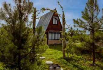 CHALE DAS ESTRELAS has rooms with a private hot tub