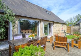Loft Atypique ancienne   table has Balcony rooms