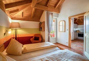 Weingut Lieselehof Apt Rosengarten has Balcony rooms