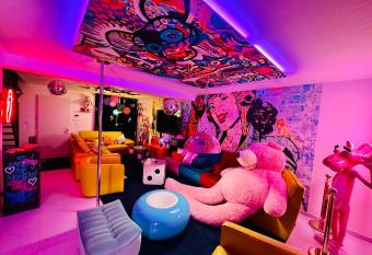 Lady Pop has rooms with a private hot tub