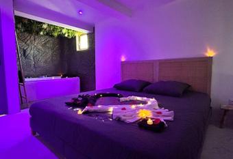 Duplex romantique avec jacuzzi privatif has rooms with a private hot tub