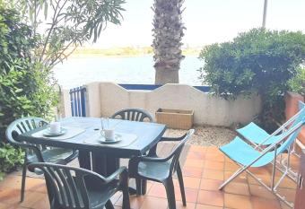 Charmant T1 Barcar  s Soleil Bleu allows 18 year olds to book a room