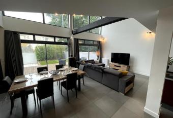 Superbe loft lumineux    Caen has Balcony rooms