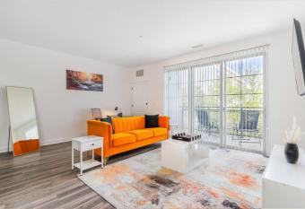 Luxurious 1BDR - WFH Equipped has Balcony rooms