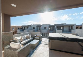Desert Oasis Washington Utah 2329 has rooms with a private hot tub