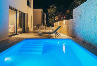 Villa Excellente has Balcony rooms