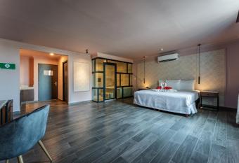 Hotel MID Project has rooms with a private hot tub