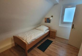 GreyGreen Residence I - Privates Bad, Gemeinschaftsk  che und Aufenthaltsbereich allows 18 year olds to book a room