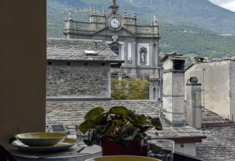 GARIBALDI13 has Balcony rooms