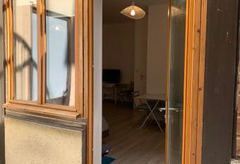 L Appartement de la Maison du Th  atre Saint Bonnet has Balcony rooms