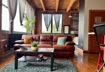 Urban Loft King Bed 420 Friendly Free Parking allows 18 year olds to book a room