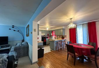 3 bed rooms-4 beds-2bth-Lovely Vintage Vibe-4 smartTVs allows 18 year olds to book a room