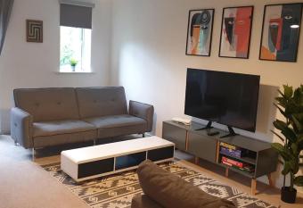 Loxdale Sidings Modern Apartment-sleeps upto 8- canal views- M6 J10 has Balcony rooms