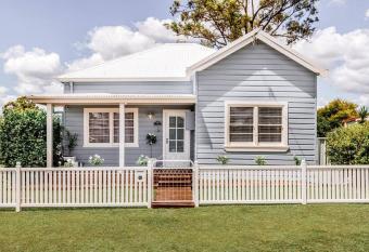 Hamptons House on Hunter with fire pit allows 18 year olds to book a room